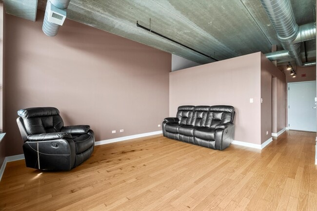 Foto del edificio - 833 W 15th Pl