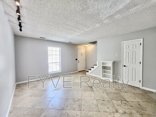Building Photo - 737 Fox Ridge Dr