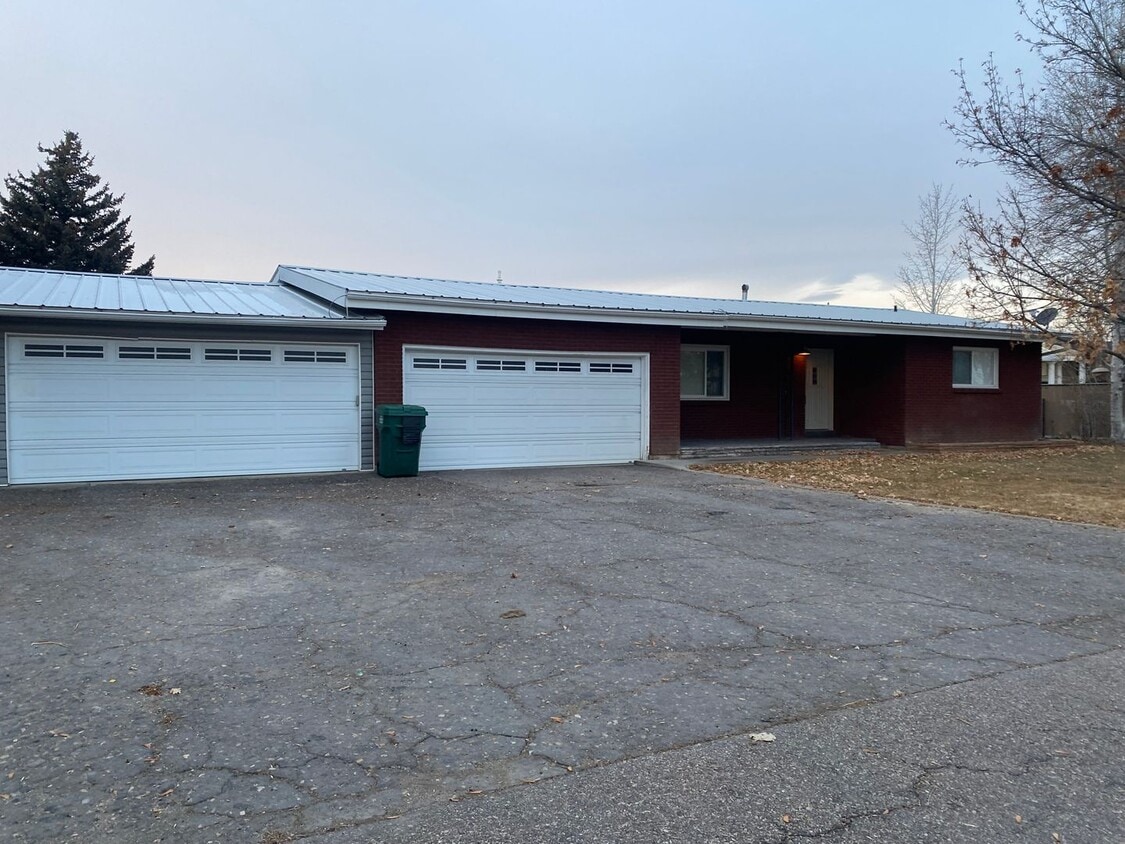 Primary Photo - Gorgeous Fully Remodeled 3 Bed 1.5 baths a...
