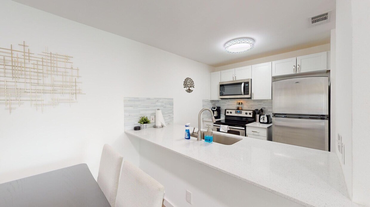 Foto principal - 6409 Burns Street Unit 307