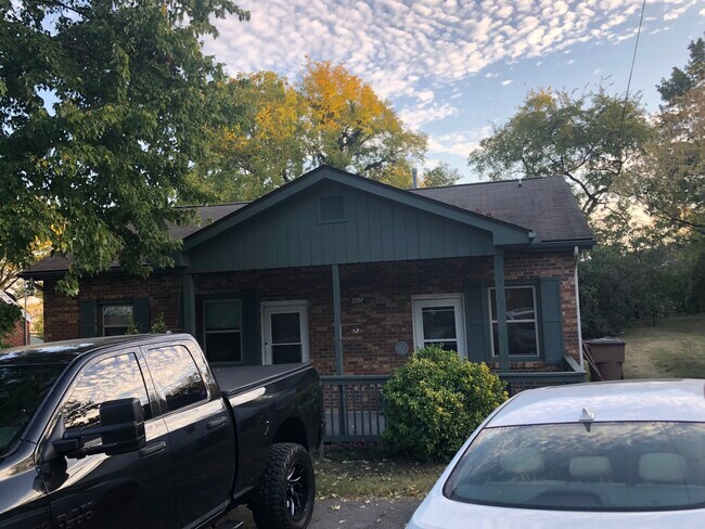 Vista desde la carretera - Unidad A a la izquierda - 405 Patterson Street