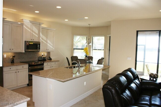 Building Photo - 3296 Pacific Dr