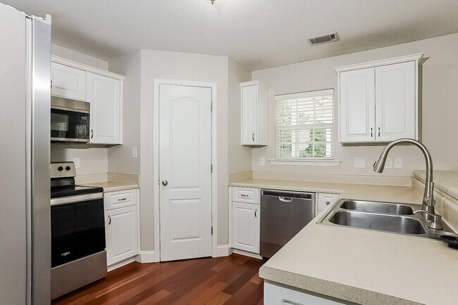 Foto del edificio - Immaculate 4-Bedroom Home