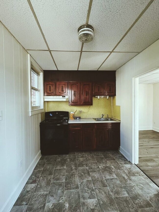 Building Photo - Cozy and private studio apartment