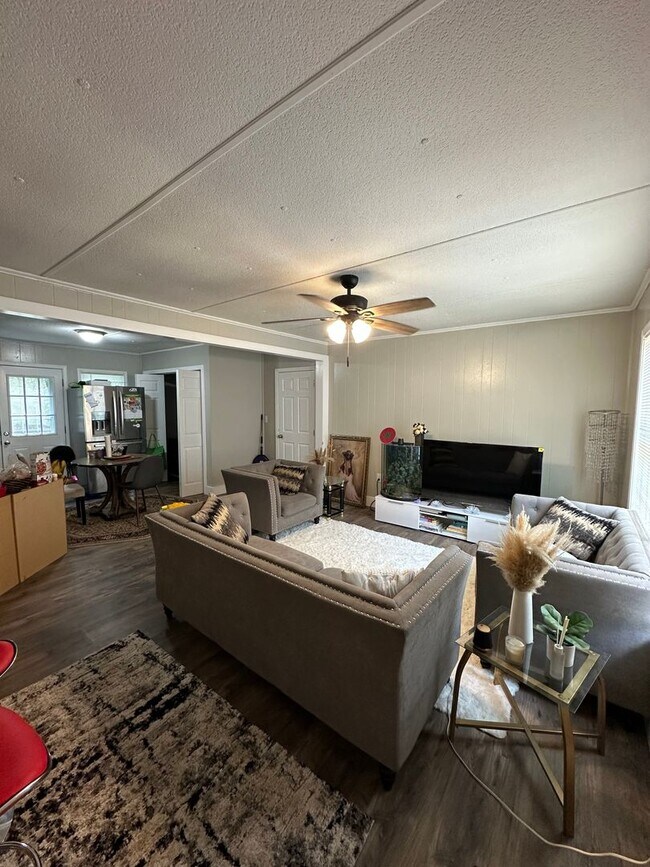 Foto del edificio - 4 Bedroom, 2 bathroom home near Caterpillar