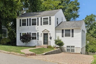 Building Photo - 165 E Glenwood Dr