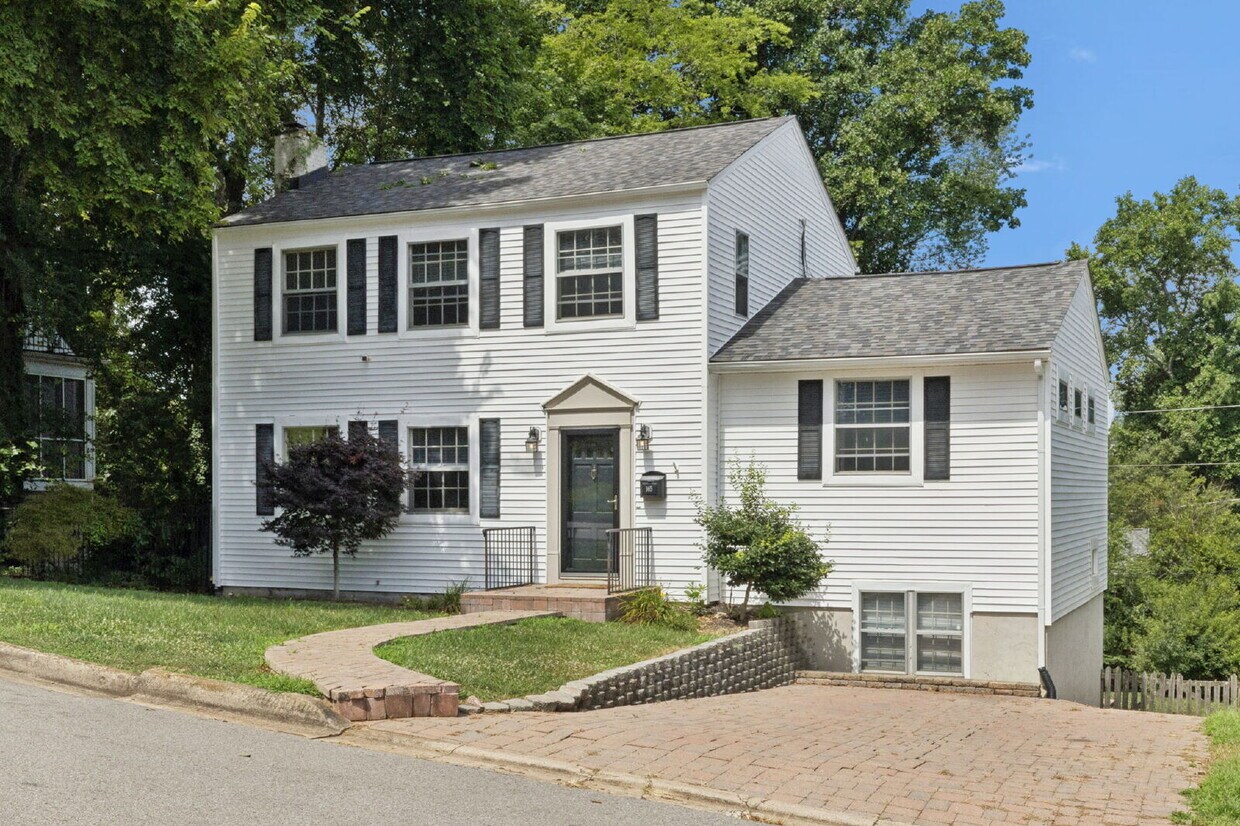 Primary Photo - 165 E Glenwood Dr