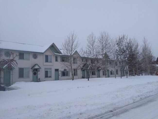 Foto del edificio - 2bd/1.5 bath W/D  cute townhome