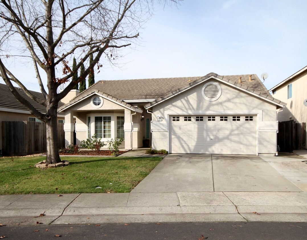 Foto principal - Perfect Single Story 3BR/2BA, New Paint & ...