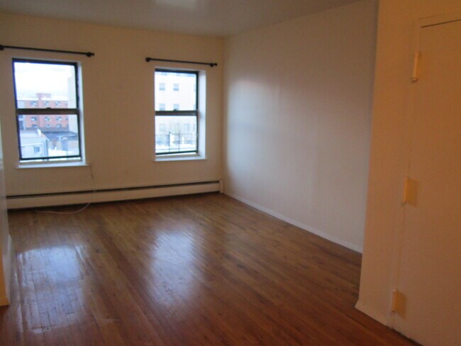 Building Photo - 79 Linden St