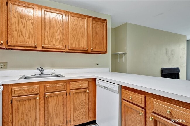 Building Photo - 5800 Oakwood Dr