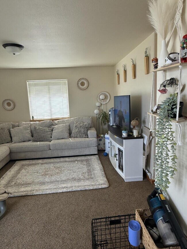 Building Photo - "Spacious 3-Bed & 2.5 Baths in 1700 Sq Ft!"