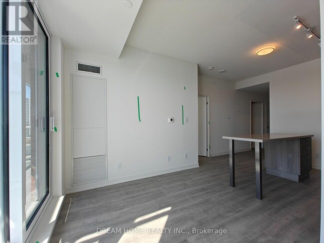 Photo du bâtiment - 8119-A8119 Birchmount Rd