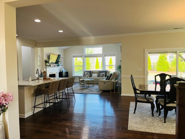 Foto del edificio - 718 Cherry Tree Ln NW