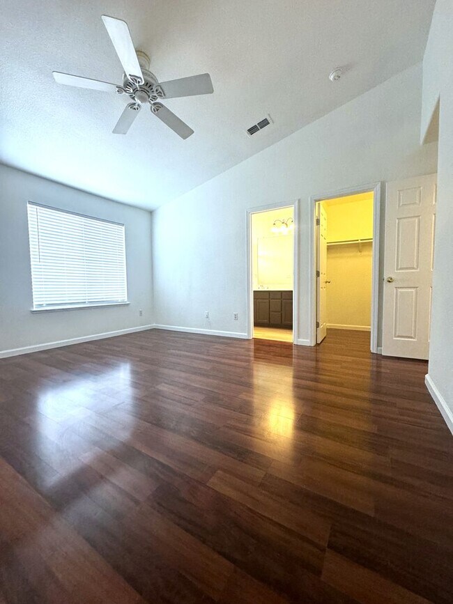 Building Photo - Newly Available Single Story 4 Bed 2 Bath