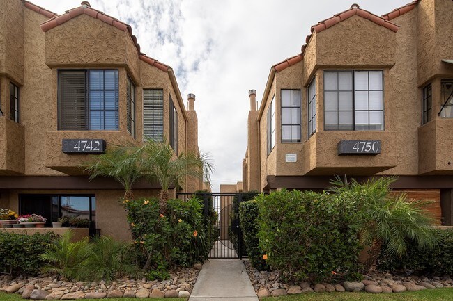 Building Photo - 1 Bedroom w/ W/D & Parking - MOVE-IN SPECIAL!