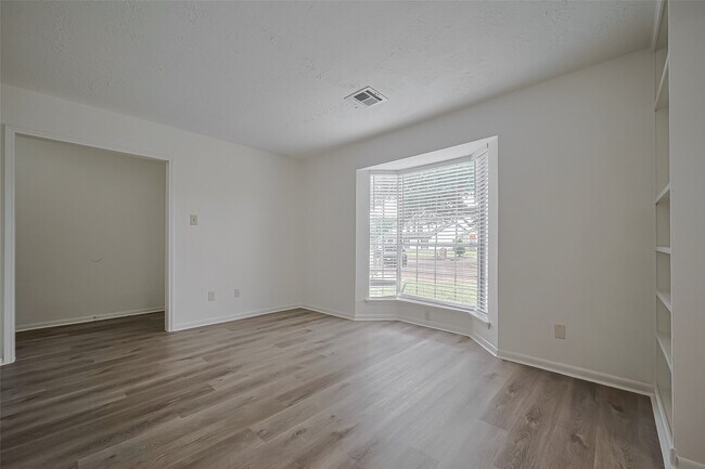 Building Photo - 10110 Margate Dr