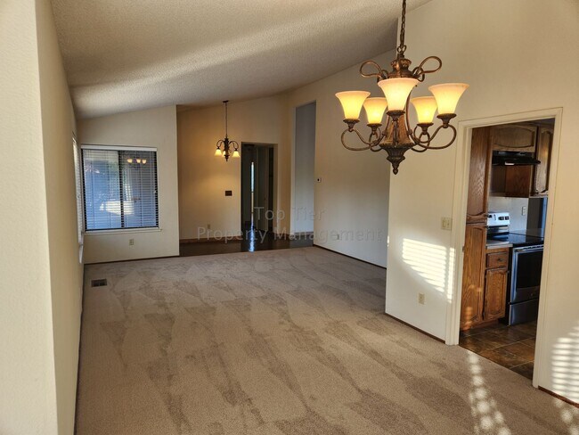 Foto del edificio - Spacious 4 Bed/2 Bath /1,970 square foot h...