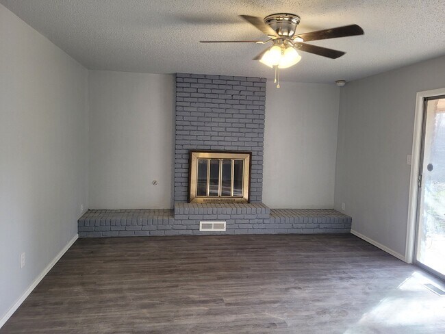 Building Photo - 400 Rosewood Dr