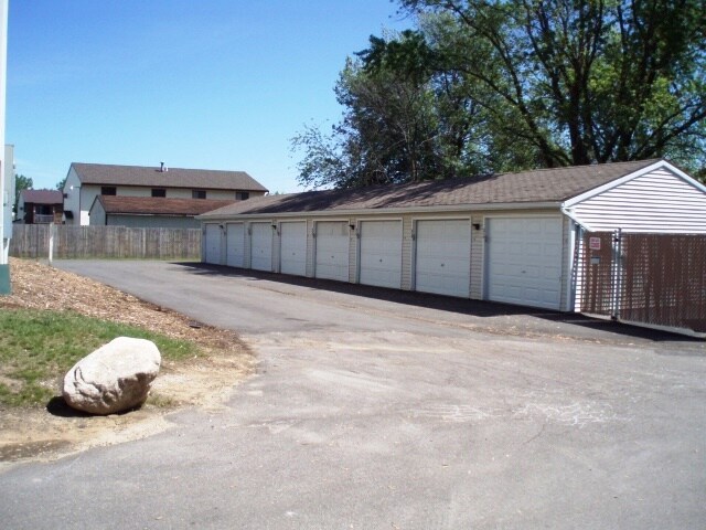 Foto del edificio - 340 Country Club Rd