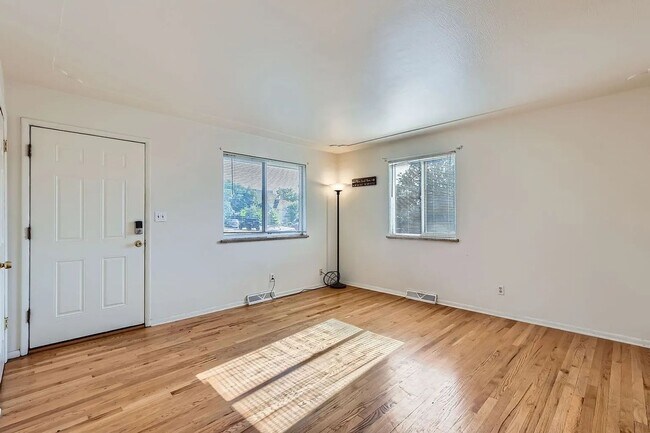 Building Photo - Charming 2BR Townhome in Sunnyside Denver