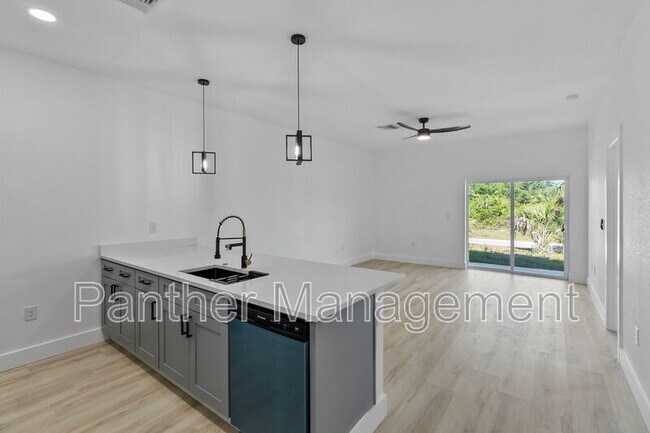 Foto del edificio - 8249-8251 Dimstead St