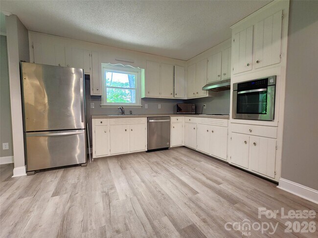 Foto del edificio - 3340 Silver Stream Rd