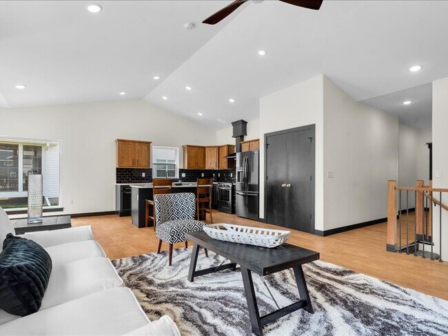 Building Photo - 1255 Salm Dr