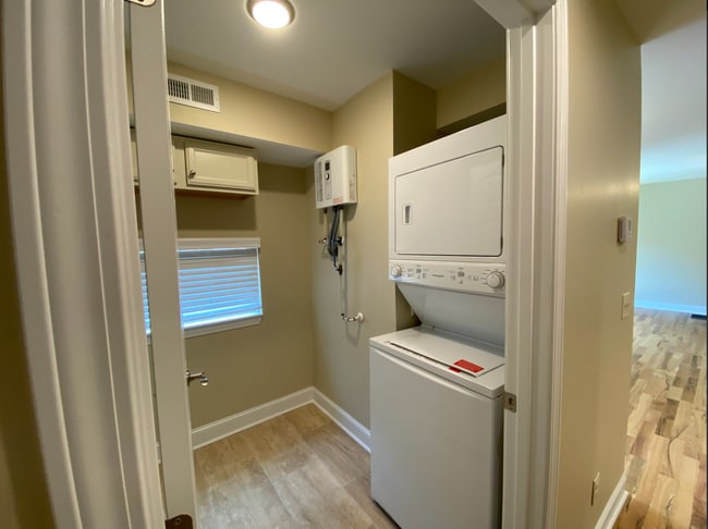 Foto del edificio - Downtown Morganton - One Bedroom Apt on top floor with wood floors great natural light, updated f...