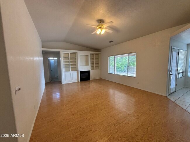 Foto del edificio - 1421 Laree Ave