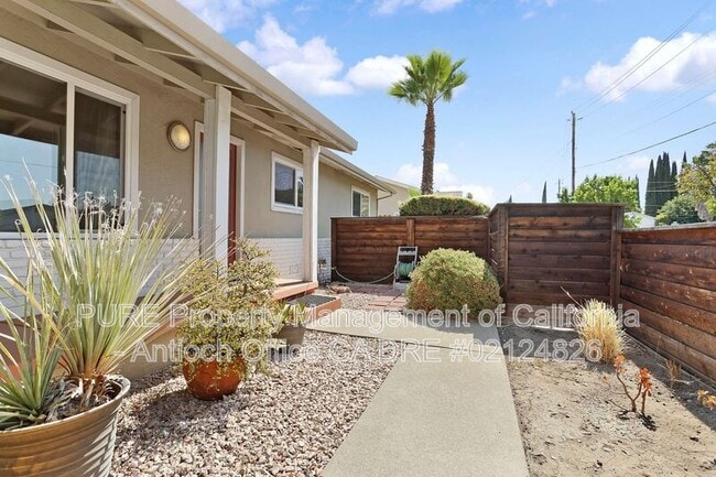 Building Photo - 121 Ridgerock Dr