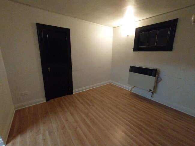 Building Photo - 724