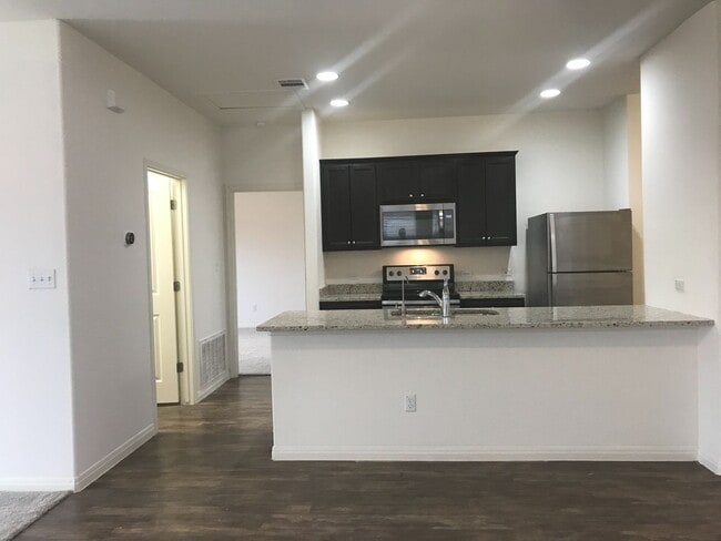 Foto del edificio - LIKE NEW 3/2 WITH SOLAR!