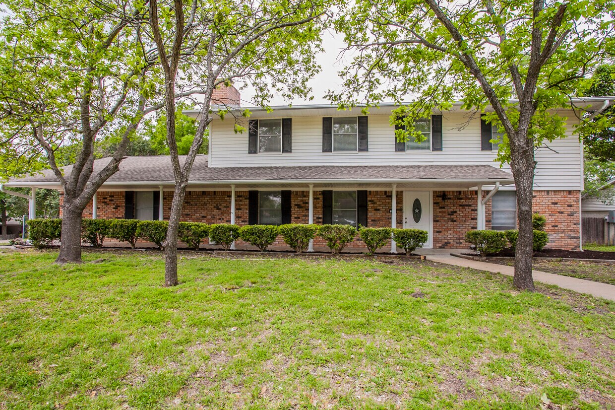 Primary Photo - 202 Live Oak Dr