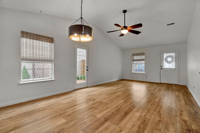 Foto del edificio - RARE FIND! Immaculate 2 Bed 2 Bath home in great location.