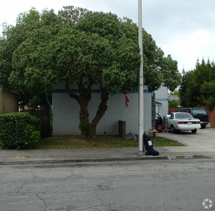 Foto del edificio - 517-519 E Santa Inez Ave