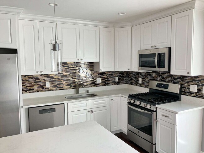 Building Photo - Good credit, solid income & references a m...