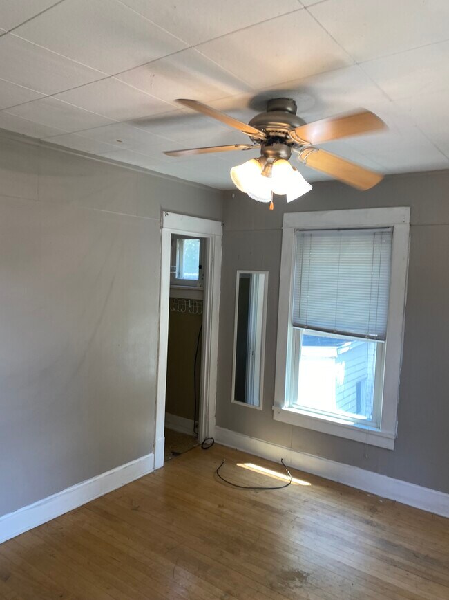 Dormitorio - 316 E Spring St
