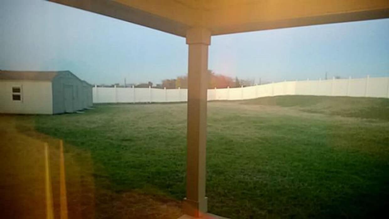 Building Photo - Massive home In Red Oak!!!!