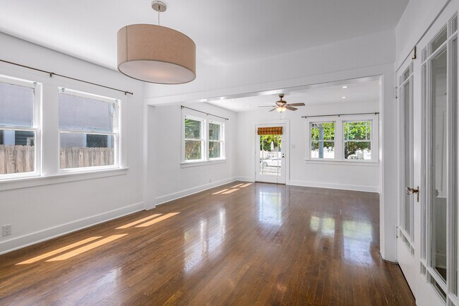 Building Photo - 728 N Ridgewood Pl