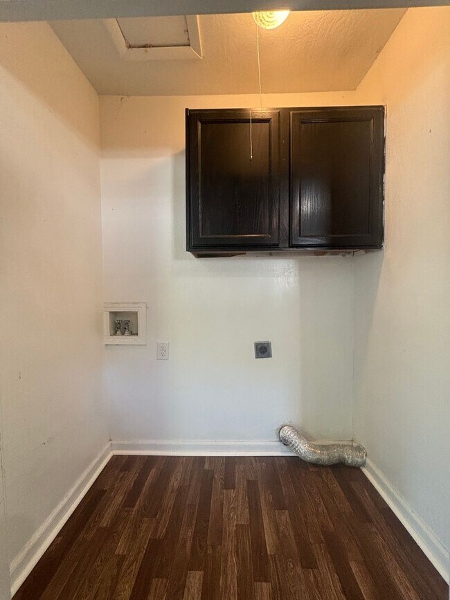 Foto del edificio - Beautiful 4 bedroom 2 bath house available...