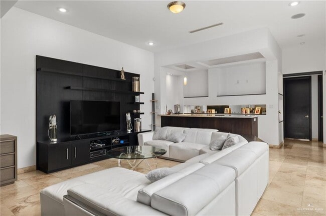 Building Photo - 21 Sycamore Ave