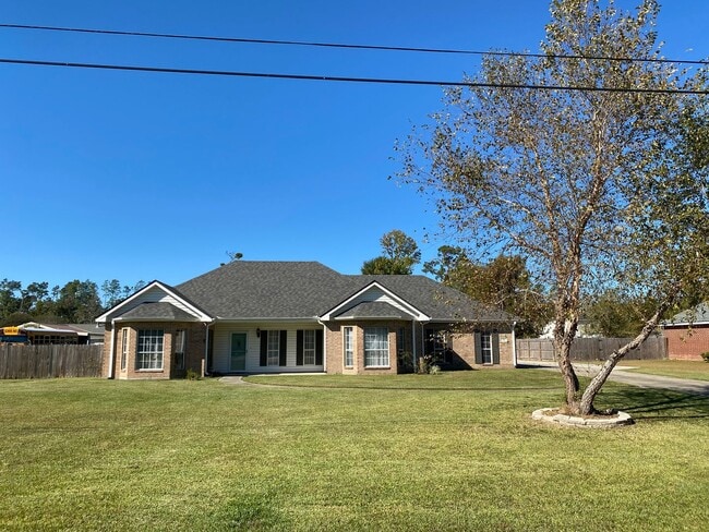 Building Photo - Moss Bluff Area
