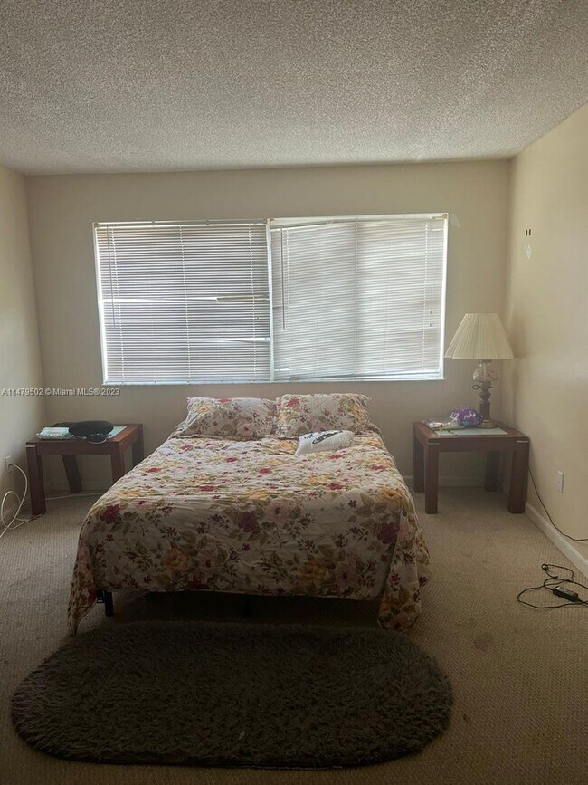 Foto del edificio - 14830 Naranja Lakes Blvd