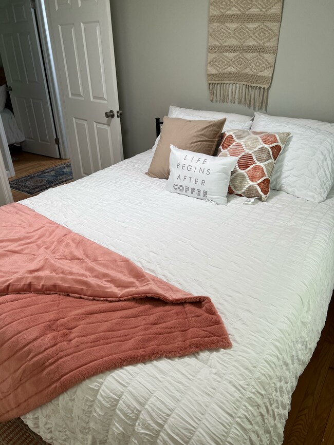 Foto del edificio - 32 Pine Grove Ave