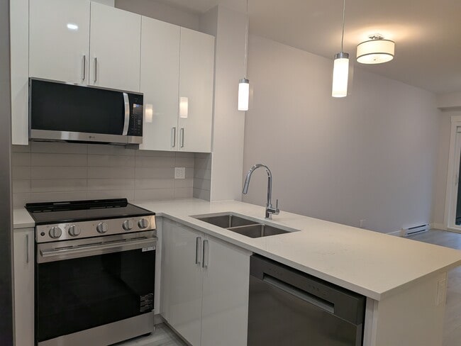 Building Photo - 33886 Pine St