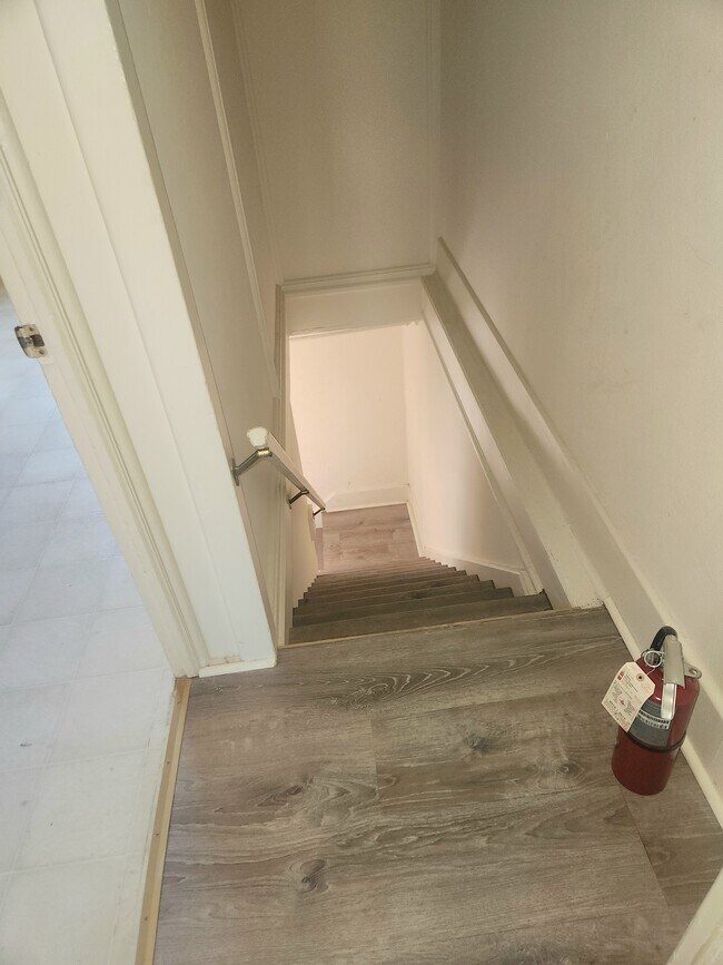 Hueco de escalera - 15 W Oakland Ave