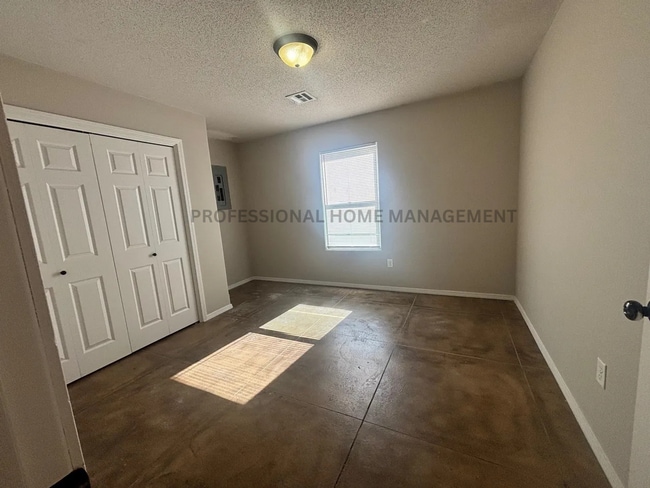 Building Photo - Spacious 5 Bedroom 3 Bath Home Near Hutchi...