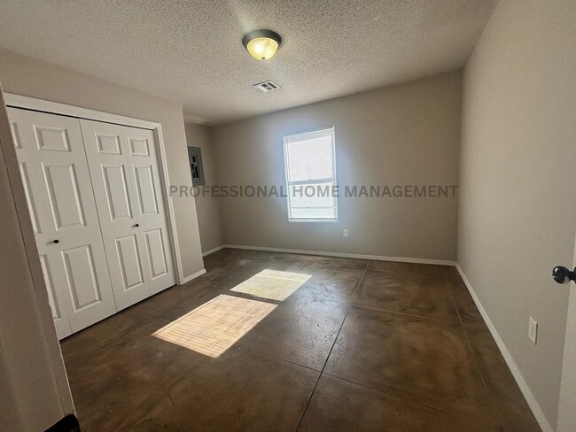Foto del edificio - Spacious 5 Bedroom 3 Bath Home Near Hutchi...