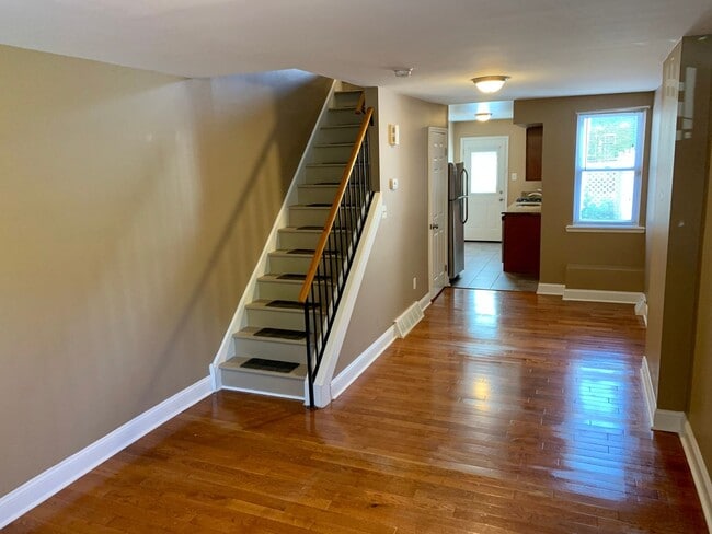 Building Photo - Beautiful 3-Bedroom Townhouse in the Heart...